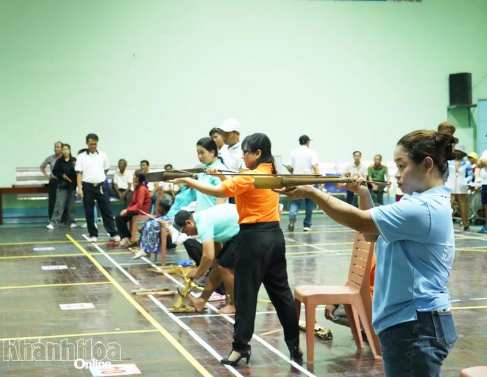 Các vận động viên thi đấu bắn nỏ.