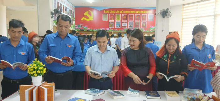 Các đại biểu tham quan các gian trưng bày sách - Ảnh: H.Đ