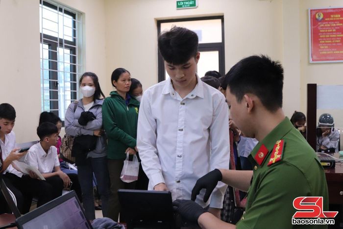 Công an xã Phù Yên tích cực hỗ trợ các em học sinh làm căn cước công dân.
