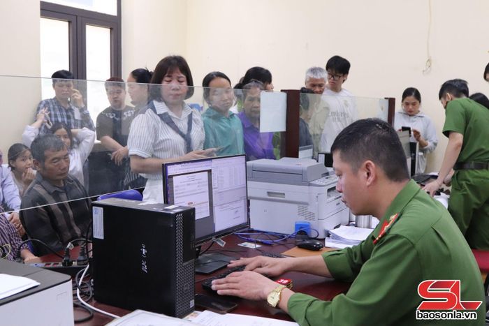 Công an xã Phù Yên thực hiện cấp căn cước công dân.
