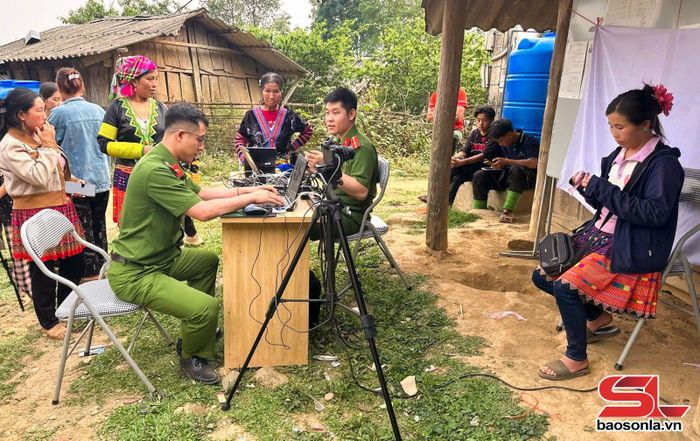 Công an xã Chiềng Hoa làm thủ tục cấp căn cước và tài khoản định danh điện tử mức 2 cho công dân từ 6 đến 14 tuổi.