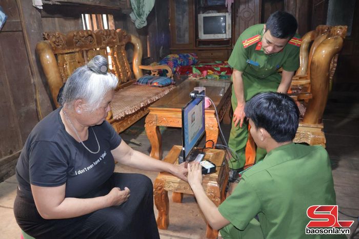 Công an xã Long Hẹ hỗ trợ trực tiếp người cao tuổi làm CCCD tại nhà.