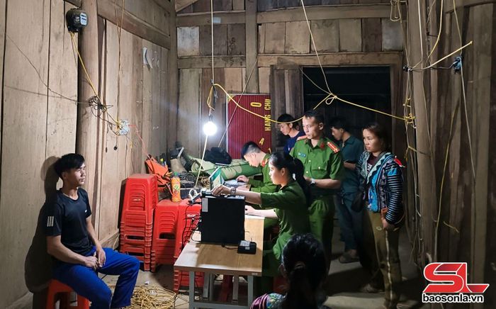 Công an xã Xím Vàng tăng cường làm việc ngoài giờ phuc vụ cấp thẻ CCCD cho nhân dân.