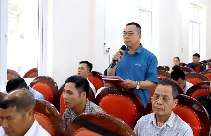 Cử tri kiến nghị ý kiến tại buổi tiếp xúc cử tri.
