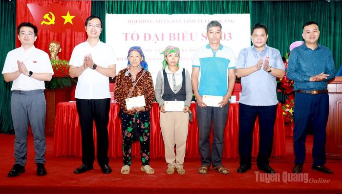 Tổ đại biểu số 3 HĐND tỉnh tặng quà cho các gia đình chính sách ở Thuận Hòa.