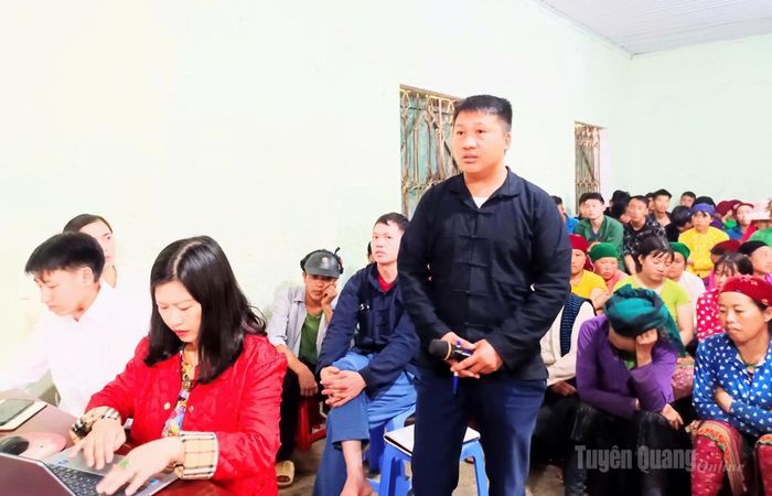 Cử tri xã Khâu Vai nêu ý kiến tại buổi tiếp xúc.