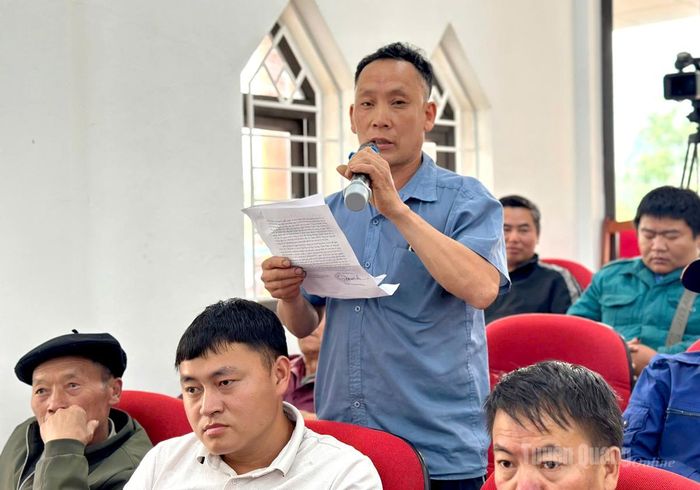Cử tri kiến nghị tại buổi tiếp xúc.