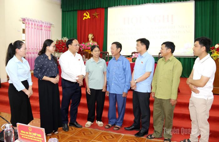 Các đại biểu HĐND tỉnh trao đổi với cử tri xã Hồng Thái.