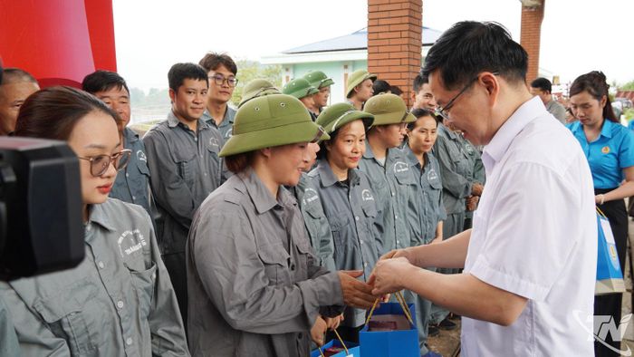 Đồng chí Phó Bí thư Tỉnh ủy, Chủ tịch Ủy ban MTTQ tỉnh Thái Nguyên Đinh Quang Tuyên tặng quà cho người lao động.