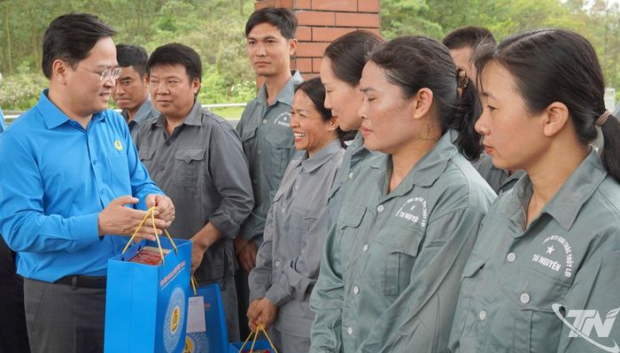 Chủ tịch Tổng LĐLĐ Việt Nam Nguyễn Anh Tuấn tặng quà cho người lao động. 