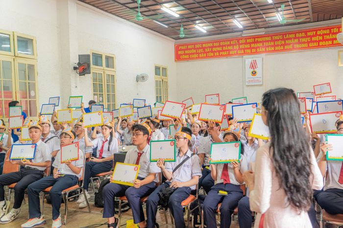 Hoạt động góp phần rèn luyện thể chất, tăng cường tinh thần đồng đội, đồng thời giúp học sinh tiếp cận kiến thức lịch sử - di sản một cách chủ động, sáng tạo.