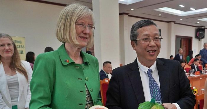 Thứ trưởng Bộ Nông nghiệp và Môi trường Hoàng Trung và Đại sứ Úc Gillian Bird