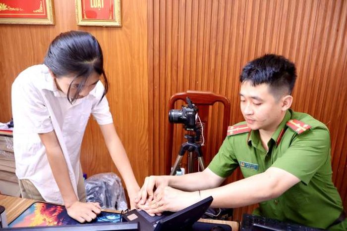 Công an xã, phường tại Hà Tĩnh đang đẩy nhanh tiến độ cấp căn cước, định danh điện tử cho công dân từ 6 đến 14 tuổi.