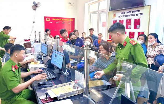 Với phương châm làm hết việc, không hết giờ, Công an xã, phường tại Hà Tĩnh đang căng mình để phục vụ nhân dân.