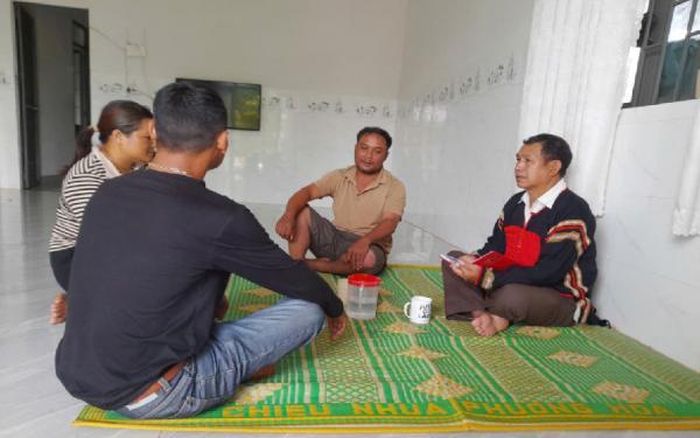 Ông Y Muynh Êban, Trưởng buôn Ê Mắp đến từng nhà để vận động bà con không nghe, không theo lời dụ dỗ, xúi giục của kẻ xấu.