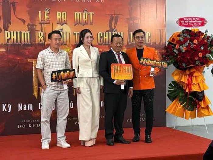 Ê kíp sản xuất tại lễ ra mắt