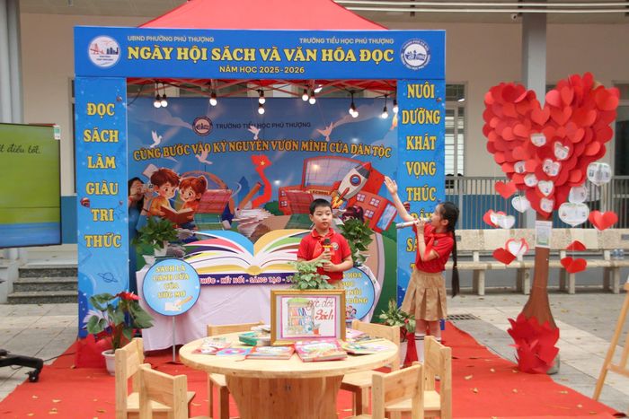 Gian trưng bày của Trường Tiểu học Phú Thượng đoạt giải Nhất của phần thi trưng bày và giới thiệu sách. Ảnh: Cao Kỳ