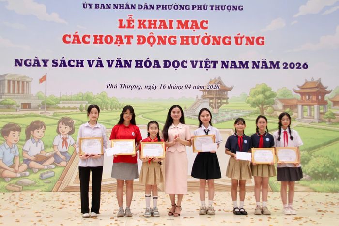 Các đơn vị trường học trên địa bàn nhận giải thưởng phần thi trưng bày và giới thiệu sách. Ảnh: Cao Kỳ