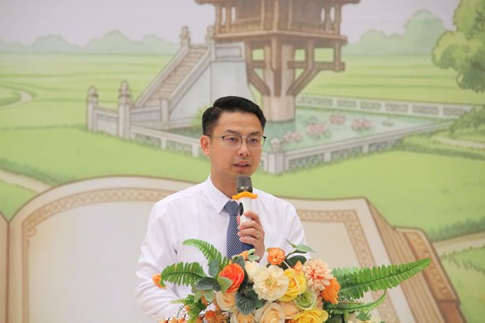 Phó Chủ tịch UBND phường Phú Thượng Bùi Thế Cường phát biểu khai mạc chương trình. Ảnh: Cao Kỳ