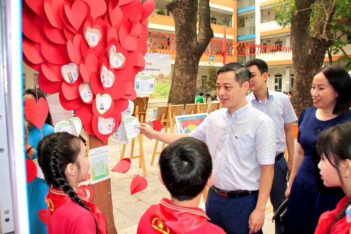 Các đại biểu tham quan các gian trưng bày sách của đơn vị trường học trên địa bàn. Ảnh: Cao Kỳ