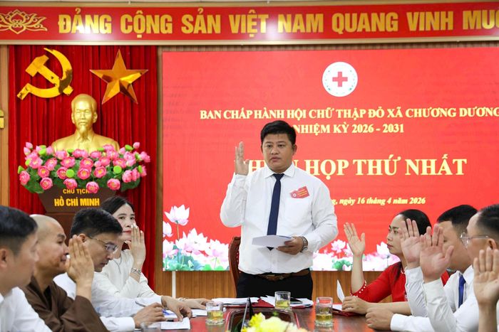 Chủ tịch Hội Chữ thập đỏ xã Chương Dương Văn Đình Tưởng điều hành phiên họp.