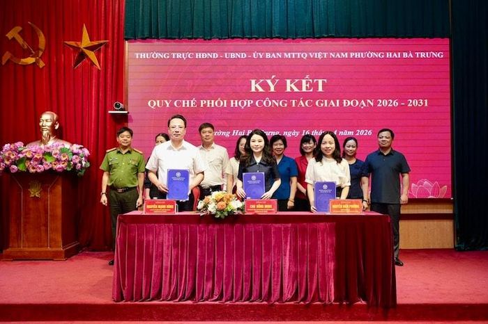 Thường trực HĐND - UBND - Ủy ban MTTQ Việt Nam phường Hai Bà Trưng thực hiện chương trình ký kết quy chế phối hợp. Ảnh: VH