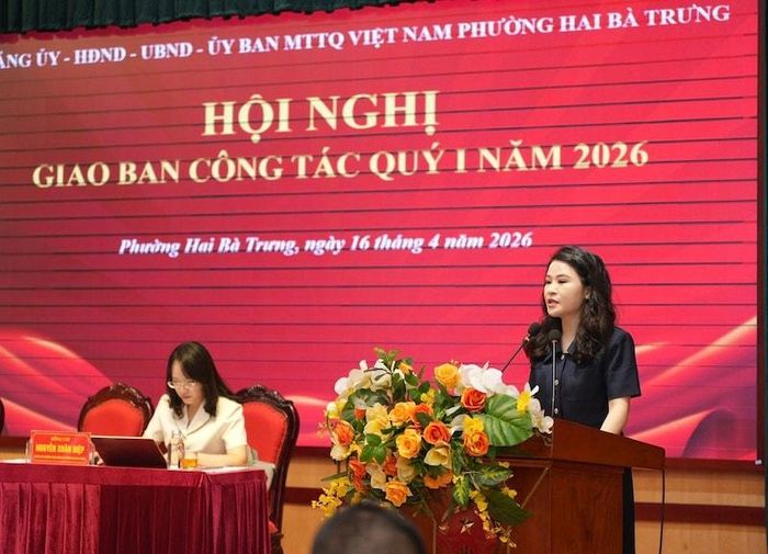 Bí thư Đảng ủy, Chủ tịch HĐND phường Hai Bà Trưng Chu Hồng Minh phát biểu tại Hội nghị. Ảnh: VH