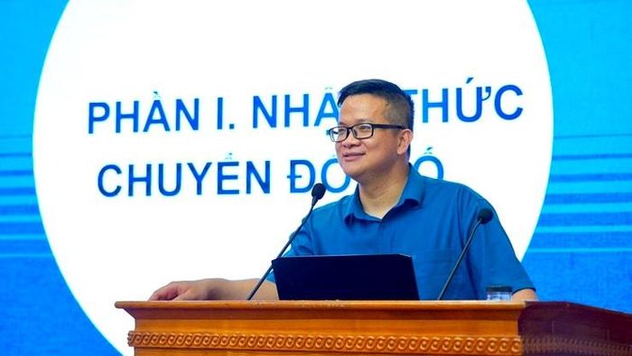 Trưởng phòng phát triển dịch vụ (Trung tâm Chuyển đổi số TP Hà Nội) Phạm Văn Tuấn truyền đạt các nội dung về kỹ năng số. Ảnh: Trung Hiếu