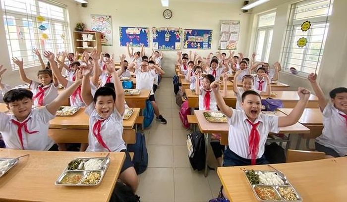 Học sinh ở Hà Nội hào hứng với bữa ăn bán trú. Ảnh minh họa