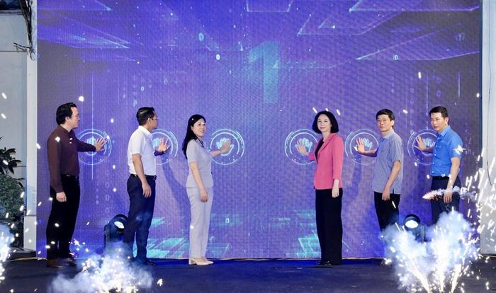 Các đại biểu thực hiện nghi thức khai trương Cổng thông tin an toàn thực phẩm