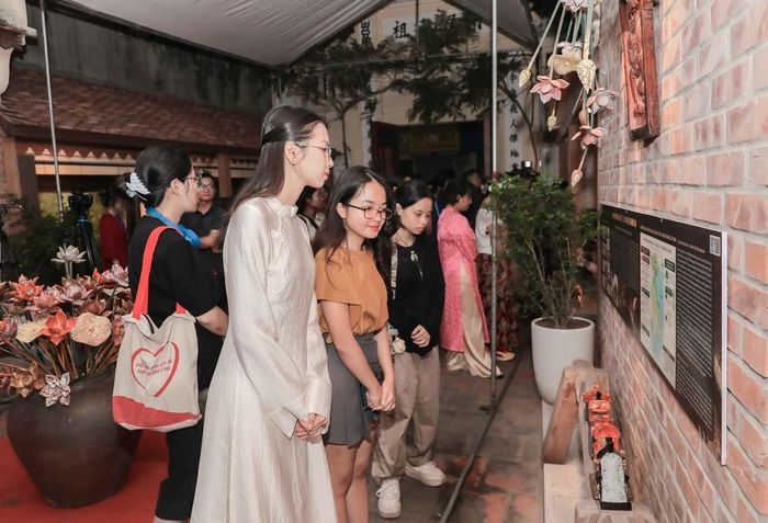 Buổi trưng bày thu hút đông đảo du khách đến tham quan, trải nghiệm không gian trưng bày đặc sắc, giàu giá trị văn hóa và nghệ thuật. Ảnh: Phan Phuơng – TTXVN