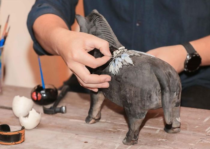 Du khách hào hứng khi được trực tiếp trải nghiệm quy trình làm sơn mài tại buổi lễ, từ công đoạn chuẩn bị nguyên liệu đến hoàn thiện sản phẩm thủ công tinh xảo, giàu giá trị văn hóa. Ảnh: Phan Phuơng – TTXVN