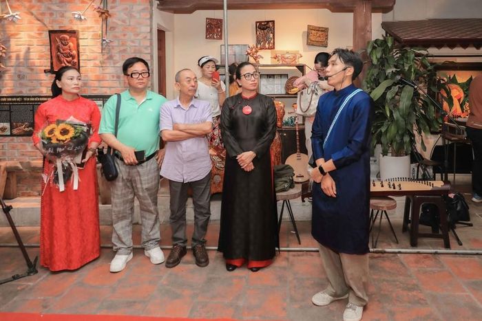 Buổi trưng bày thu hút đông đảo du khách đến tham quan, trải nghiệm không gian trưng bày đặc sắc, giàu giá trị văn hóa và nghệ thuật. Ảnh: Phan Phuơng – TTXVN