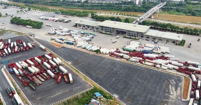 Hàng hóa chuẩn bị thông quan tại cửa khẩu Quốc tế Lào Cai.