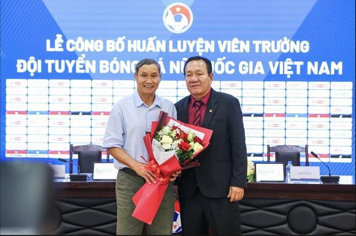 HLV Mai Đức Chung tặng hoa chúc mừng HLV Hoàng Văn Phúc. Ảnh: VFF