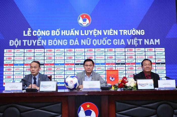 Lãnh đạo VFF và HLV Hoàng Văn Phúc trả lời báo chí. Ảnh: VFF