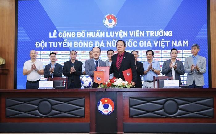HLV Hoàng Văn Phúc đã ký hợp đồng với VFF để đảm nhiệm cương vị tân HLV trưởng đội tuyển bóng đá nữ Việt Nam từ nay đến kết thúc SEA Games 34. Ảnh: VFF