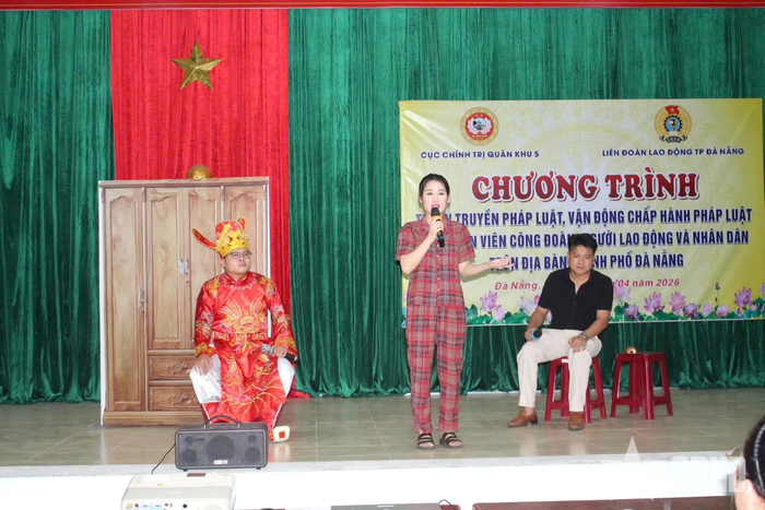  Tiểu phẩm sân khấu hóa "Một ngày làm vợ" giúp các kiến thức pháp luật được truyền tải sinh động, hấp dẫn.