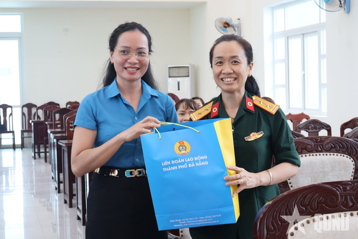 Đại diện Liên đoàn Lao động thành phố Đà Nẵng tặng quà người dân, người lao động tham gia phần giao lưu tìm hiểu pháp luật. 