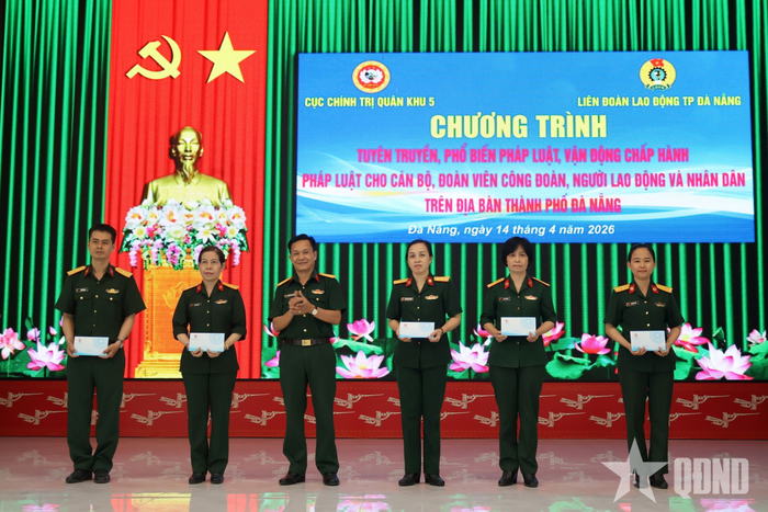 Cục Chính trị, Quân khu 5 trao các suất quà “Nghĩa tình Công đoàn” tặng đoàn viên, người lao động có hoàn cảnh khó khăn. 