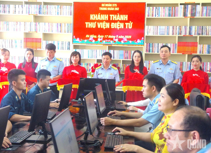 Đại tá Hoàng Phi Trường, Phó chính ủy Sư đoàn Phòng không 375 (giữa) cùng lãnh đạo, chỉ huy Trung đoàn Tên lửa 282 cắt băng khánh thành Thư viện điện tử.