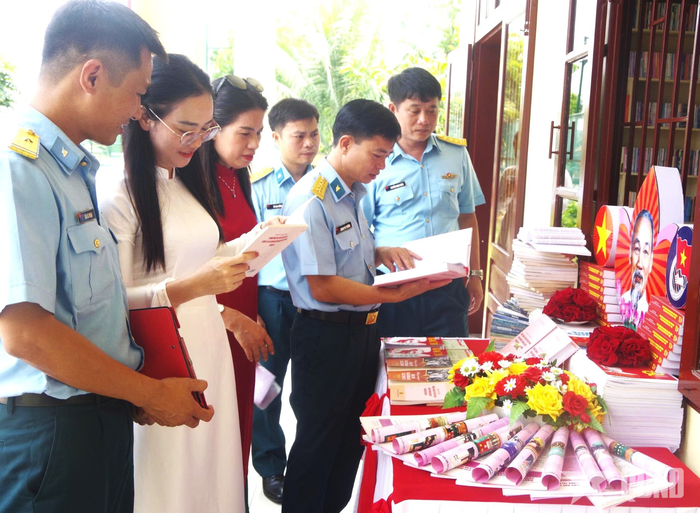 Các đại biểu tham quan khu trưng bày sách tại Thư viện điện tử.