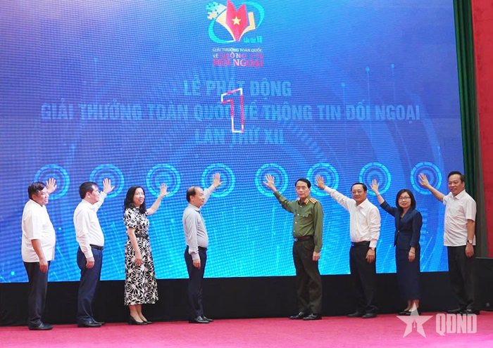 Các đại biểu thực hiện nghi thức phát động giải thưởng. 