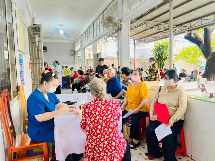  Người dân phường Lái Thiêu được tư vấn, khám bệnh 