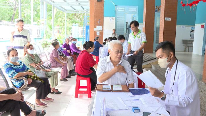  Tại Trạm y tế phường Bến Cát, người dân có mặt từ sớm để khám bệnh 