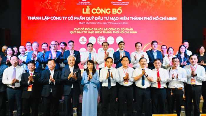 Đồng chí Trần Lưu Quang, Ủy viên Bộ Chính trị, Bí thư Thành ủy TPHCM cùng lãnh đạo TPHCM dự lễ ra mắt Công ty cổ phần Quỹ đầu tư mạo hiểm TPHCM. Ảnh: VIỆT DŨNG