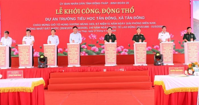 Đại tướng Nguyễn Trọng Nghĩa và các đại biểu thực hiện nghi thức khởi công xây dựng Trường Tiểu học Tân Đông