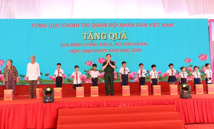 Đại tướng Nguyễn Trọng Nghĩa tặng quà cho gia đình chính sách, hộ có hoàn cảnh khó khăn, học sinh nghèo vượt khó học giỏi trên địa bàn xã