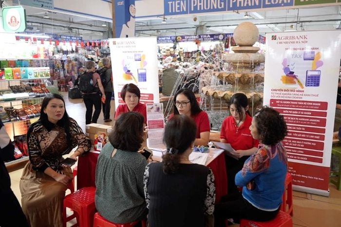 Các chi nhánh Agribank chủ động phối hợp với cơ quan thuế tổ chức tư vấn, hướng dẫn trực tiếp các hộ kinh doanh tại địa bàn.