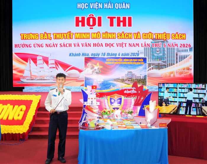 Học viên trình bày phần thi thuyết minh mô hình sách.